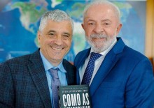 Cai a máscara do escritor americano