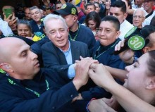 Livre, Álvaro Uribe sai às ruas, é aclamado pelo povo colombiano e deve entrar forte na corrida eleitoral