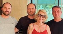 Bandidos que fizeram mãe de Eduardo, Flávio e Carlos refém queriam o "dinheiro que o Bolsonaro mandava"