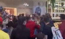 Esquerdistas tentam hostilizar Carlos Bolsonaro em Shopping e tomam resposta do povo