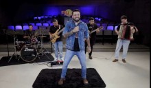 Bandidos se passam por policiais e matam cantor sertanejo com 8 tiros