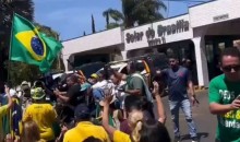 Centenas de apoiadores se reúnem em frente ao condomínio de Bolsonaro