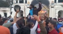 Povo indignado põe fogo na Suprema Corte do Nepal