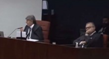 Dino tenta, mas não consegue esconder a cara de derrotado (veja o vídeo)