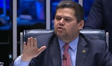 Extremamente irritado, Alcolumbre bate na mesa ao "surtar" sobre Eduardo Bolsonaro (veja o vídeo)