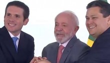 Aos risos, Lula, Motta e Alcolumbre são flagrados em conversa na antessala do STF