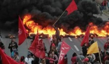 Militantes vão até a casa de Carlos Bolsonaro