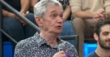 Cantor famoso se rende à militância e altera letra de música de sucesso (veja o vídeo)