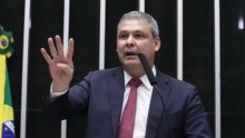 Lindbergh "surta" com derrota colossal de Lula na Câmara