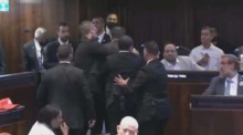 Esquerdista tenta interromper discurso de Trump e é expulso do Parlamento israelense