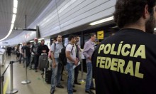 PF aborda parlamentar em aeroporto, apreende celular e faz buscas em residência e na empresa da família