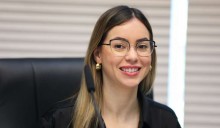 Deputada sobe na tribuna com foto de Bolsonaro e é ameaçada pela esquerda (veja o vídeo)