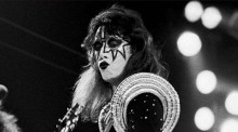 Queda em casa é fatal para guitarrista fundador da Banda Kiss