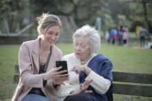 Brasileiros lideram o tempo conectados ao celular