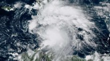 Tempestade se intensifica e pode virar furacão com risco catastrófico