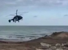 Helicóptero militar cai sobre casa e mata quatro pessoas (veja o vídeo)