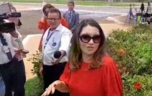 Intrometida, Janja esnoba deselegância e responde a chanceler alemão