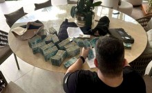 Pilhas de dinheiro apreendidas e 7 banqueiros presos
