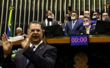 Oposição faz pressão máxima para votar anistia e quer projeto na pauta amanhã