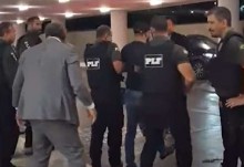 URGENTE: Homem se acorrenta no Congresso e acaba preso (veja o vídeo)