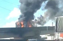 URGENTE: Cenas impactantes. Carreta tomba, pega fogo e motorista morre na entrada de POA (veja o vídeo)