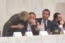 Carlos recebe homenagem e chora ao falar do pai, refém do sistema