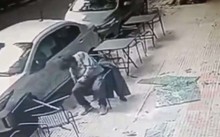 Placa de vidro despenca de 4º andar de prédio em cliente de cafeteria (veja o vídeo)