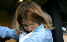 Estranhamente, Suzane aparece na delegacia e recebe um "não" da polícia