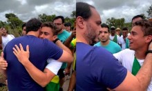 Nikolas e Carlos abraçados faz doer o coração de quem quer ver o circo pegar fogo para ganhar engajamento