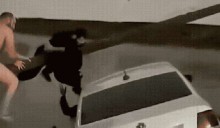 Populares heroicamente resgatam criança de táxi que entrou em correnteza e caia em canal (veja o vídeo)