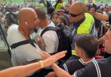 Felipe Melo passa por dentro da torcida do Corinthians e grande confusão acontece (veja o vídeo)