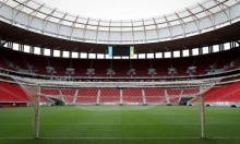 Ex-governador é expulso do gramado de estádio de futebol