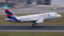 URGENTE: Em alta velocidade, com trem de pouso levantado, avião da Latam com 400 passageiros aborta decolagem em Guarulhos