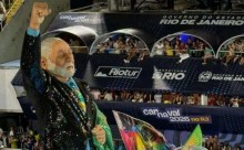 Vexame completo: Defecaram na alegoria de Lula