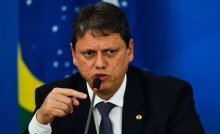 Tarcísio dá um salto na frente e anuncia mais vacinas contra a dengue