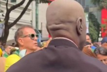 Usando fralda e tampa de privada, "Moraes" vai à manifestação (veja o vídeo)