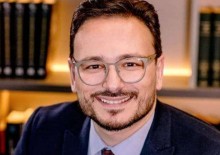 Relatos de 10 mulheres embasam denúncia de estupro contra professor de direito e Justiça nega prisão