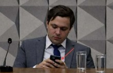 Na frente de membros da CPMI do INSS, “gênio do mal” bloqueia Iphone e tenta obstruir investigação