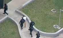 Transferido para presídio federal, Vorcaro tem cabelo raspado antes de chegar a Brasília