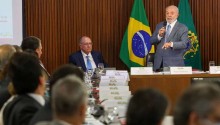 Voo de Flávio provoca “briga” entre 2 ministros de Lula em plena reunião ministerial