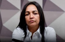 Eliziane Gama finalmente tira a máscara