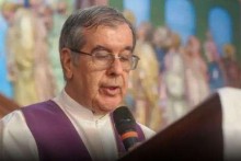 Momentos antes de iniciar a missa de Páscoa, padre se sente mal, é socorrido, mas não resiste