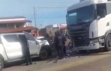 Mulher entra em "surto", faz manobras arriscadas e bate de frente com caminhão