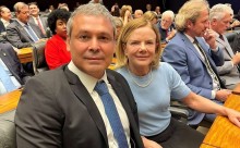 Fora de hora, Gleisi faz agradecimento especial ao “companheiro de vida”