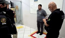 Homem foragido há mais de 30 anos que matou ex-esposa com 72 facadas é entregue pelo Paraguai a PF