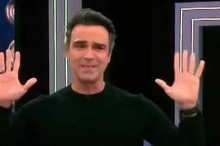 Ao vivo na Globo, Tadeu Schmidt chora e homenageia seu irmão e maior ídolo Oscar Schmidt