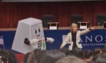 Com apenas uma palavra, Nikolas resume a nova mascote do TSE