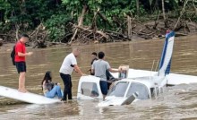 Avião com 7 pessoas cai dentro de rio no Acre