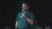 Com apenas uma camiseta, Flávio deixa a esquerda em "surto"