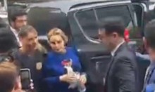 Em situação deplorável, Deolane chega à delegacia após prisão